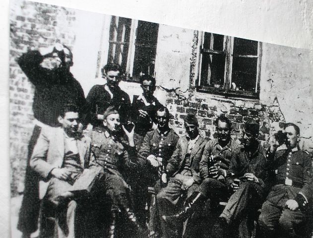 Polish workmen and SS at Chelmno